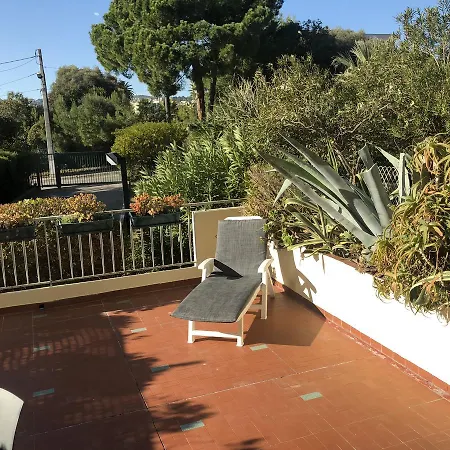 Les Vertes Annees Apartment *