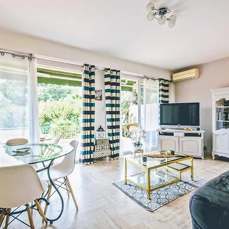 Les Vertes Annees Apartment *