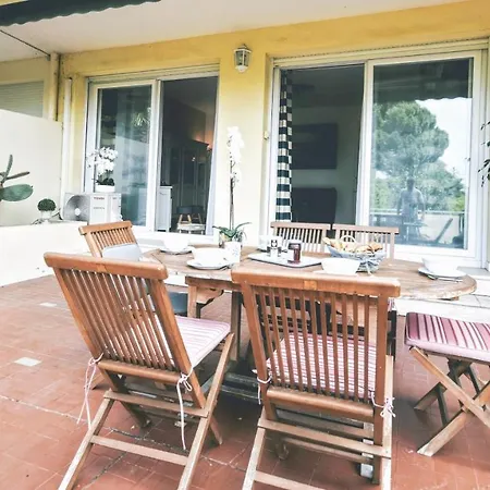 Les Vertes Annees Apartment *